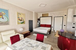 1 habitación, caja de seguridad en la habitación y escritorio