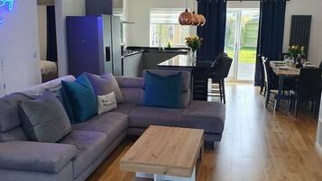 Een smart-tv en boeken