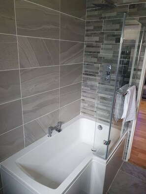 Dusche, Haartrockner, Handtücher