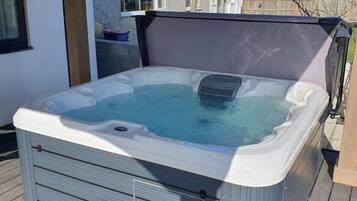 Bañera de hidromasaje al aire libre