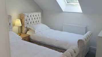 Escritorio, tabla de planchar con plancha, wifi gratis