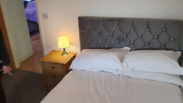 7 quartos, escrivaninha, ferros/tábuas de passar roupa