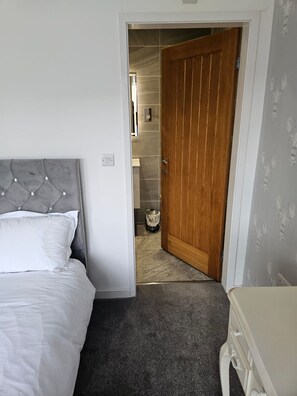 Desk, iron/ironing board, free WiFi - Blue Bay Villa in Trearddur Anglesey (Trearddur Bay)