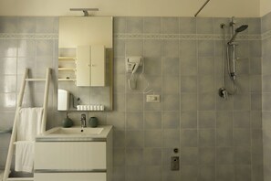 Regadera, secadora de cabello, bidet, toallas 