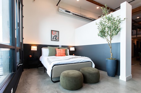 2 bedrooms, iron/ironing board, WiFi, bed sheets. Heart of DTSA 2 bed apartment with AC and 65inch Roku tv