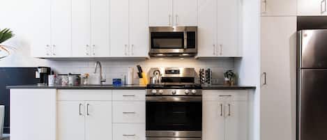 Kühlschrank, Mikrowelle, Ofen, Herdplatte