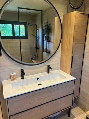 Secadora de cabello, toallas, papel de baño