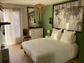 3 bedrooms, desk, iron/ironing board, free WiFi
