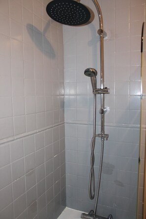 Dusche, Handtücher, Toilettenpapier