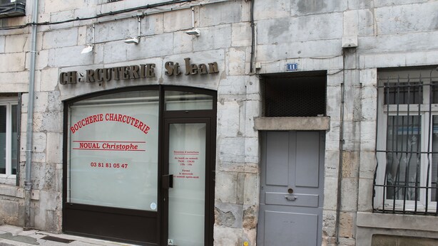 A storefront with a sign reading "Boucherie Charcuterie St Jean" and a door with a glass panel. - Appartement Centre Historique (Besançon)