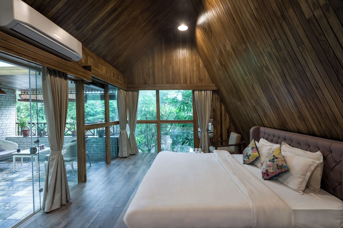 Deluxe Chalet, Poolside | Peralatan tempat tidur premium, kalis bunyi, dihias secara berasingan 