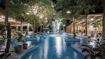 2 outdoor pools