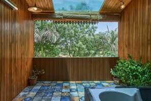 Cabane dans un arbre Prestige, vue sur la piscine | Literie de qualité, décor unique, ameublement unique