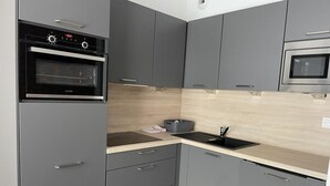 Kaffetrakter/tekoker, kjøleskap, mikrobølgeovn og ovn