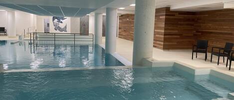 Una piscina techada, una piscina climatizada