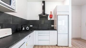 Fridge, microwave, stovetop, dishwasher