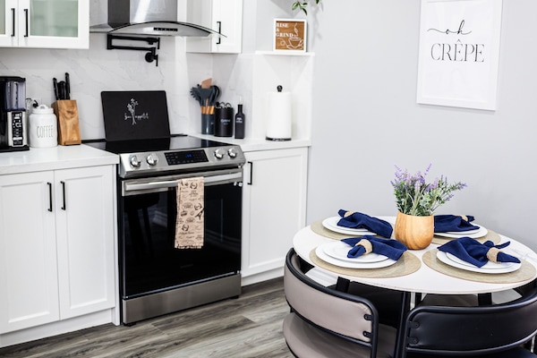 Réfrigérateur, micro-ondes, four, plaque de cuisson