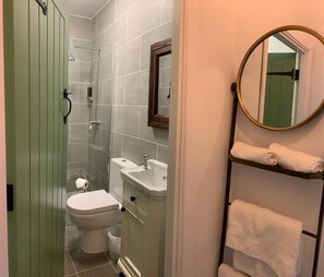 Douche, sèche-cheveux, serviettes fournies, savon