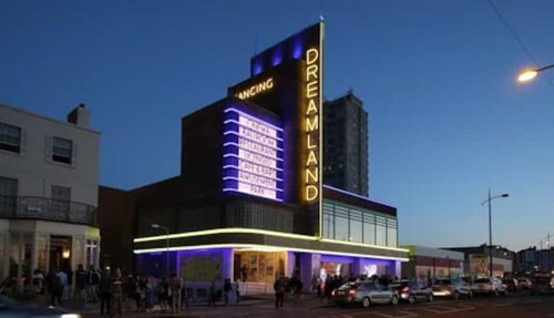 Peaceful garden view double, ensuite, opposite beach, garden & bike store