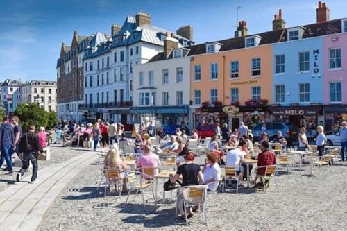 Peaceful garden view double, ensuite, opposite beach, garden & bike store