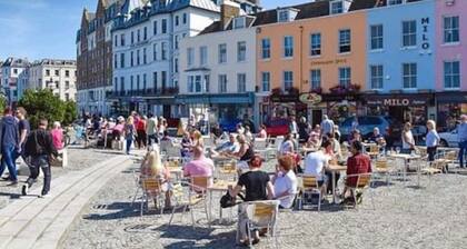 Peaceful garden view double, ensuite, opposite beach, garden & bike store