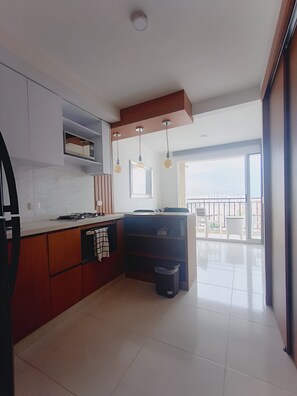 Kühlschrank, Mikrowelle, Ofen, Wasserkocher mit Kaffee-/Teezubehör