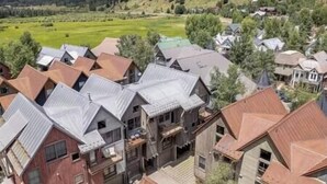 Un quartiere residenziale con case dotate di tetti a falde e un prato verde sullo sfondo.