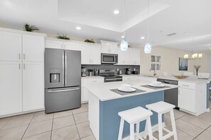 Fridge, microwave, oven, dishwasher - EV_4721C304 – 2 Bed, 2 Bath Condo with Custom Kids Room & Amazing Resort (Kissimmee)