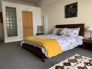 1 bedroom, iron/ironing board, WiFi, bed sheets - Ocean view double with ensuite, with access to private garden and bike store (Westbrook)