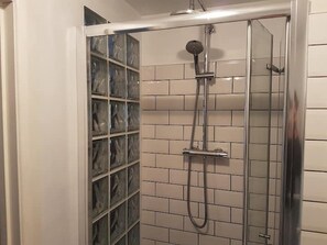 Hårføner, håndklær, såpe og toalettpapir
