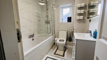 House | Bathroom | Combined shower/bathtub, deep-soaking bathtub, hair dryer, towels