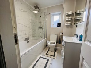 Casa | Baño | Tina con regadera, tina profunda, secadora de cabello, toallas 
