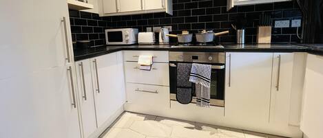 House | Private kitchen | Fridge, microwave, oven, stovetop