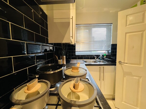 House | Bathroom | Combined shower/tub, deep soaking tub, hair dryer, towels - Charming 3-bed House in Levenshulme, Manchester (Manchester)