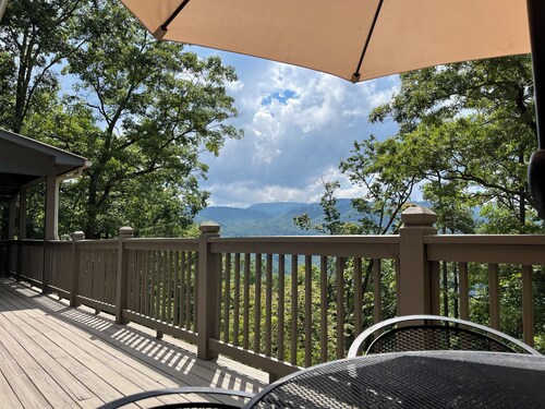 Cozy Mountaintop Cottage: Excellent Wi-fi, Beautiful Views, & New Stone Fire Pit