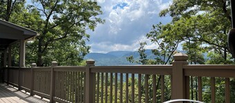 Cozy Mountaintop Cottage: Excellent Wi-fi, Beautiful Views, & New Stone Fire Pit