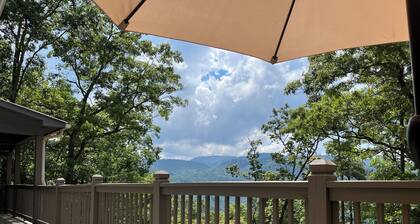 Cozy Mountaintop Cottage: Excellent Wi-fi, Beautiful Views, & New Stone Fire Pit