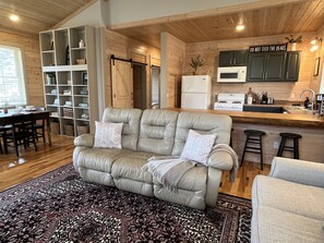 Smart TV, books - Cozy Mountaintop Cottage: Excellent Wi-fi, Beautiful Views, &  Stone Fire Pit (Scaly Mountain)