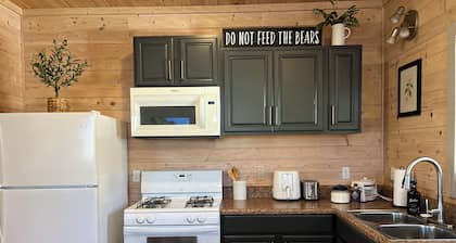 Cozy Mountaintop Cottage: Excellent Wi-fi, Beautiful Views, & New Stone Fire Pit