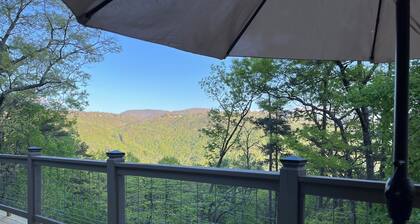 Cozy Mountaintop Cottage: Excellent Wi-fi, Beautiful Views, & Stone Fire Pit