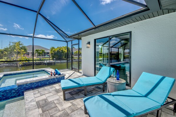 Una piscina al aire libre, una piscina climatizada
