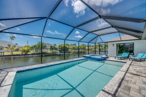 Outdoor pool, a heated pool - Villa Calm Waters - on water, pool & spa, cozy and quiet (Cape Coral)