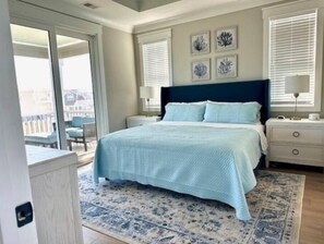 5 slaapkamers, een bureau, een strijkplank/strijkijzer, reisbedje