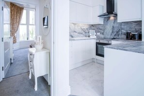 Dining tables - St Catherine's View - 2 Bedroom - Panorama - Tenby (Tenby)