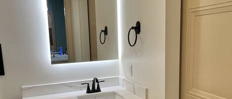 Secadora de cabello, toallas, papel de baño