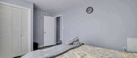 5 slaapkamers, een strijkplank/strijkijzer, reisbedje, wifi