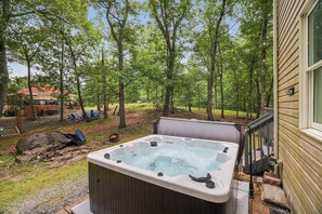 Banyera d'hidromassatge a l'aire lliure