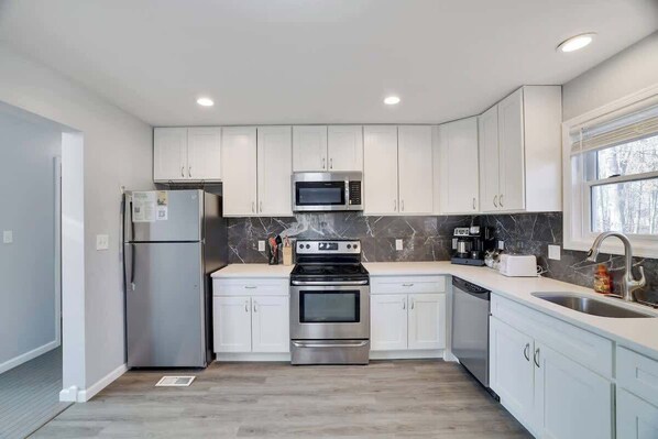 Frigorífic, microones, forn i placa de cuina 