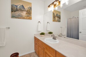 Douche, sèche-cheveux, serviettes fournies