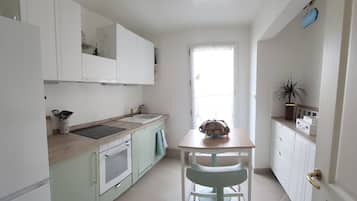 Een koelkast, een magnetron, een oven, een kookplaat